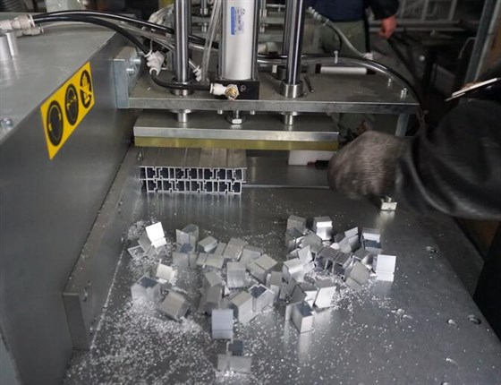 全自動(dòng)鋁型材切割機(jī)