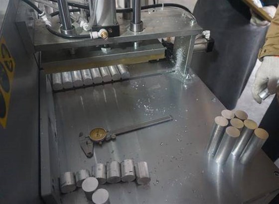 全自動(dòng)鋁棒切割機(jī) 全自動(dòng)鋁棒切割機(jī)